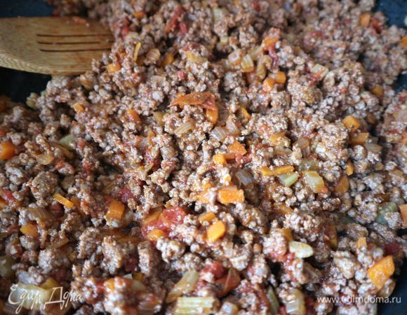 Начинка готова. Оставить мясо и овощи на сковороде до использования.