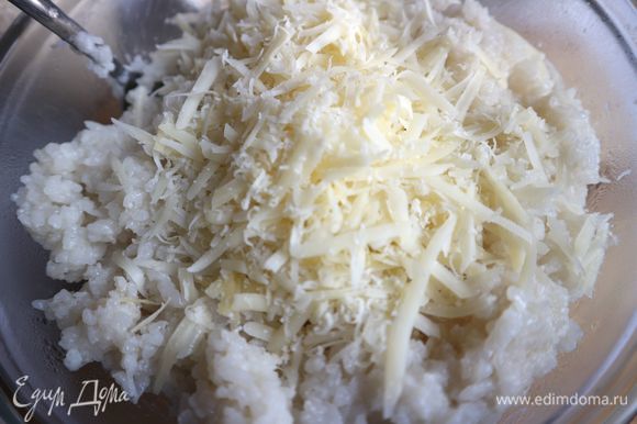 К теплому рису добавить сыр (4 ст. л. от общего количества).