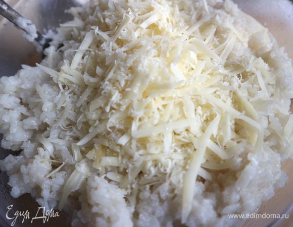 К теплому рису добавить сыр (4 ст. л. от общего количества).