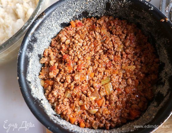 Начинку из мяса и овощей разделить на три части. Положить на рис 1/3 часть мяса.