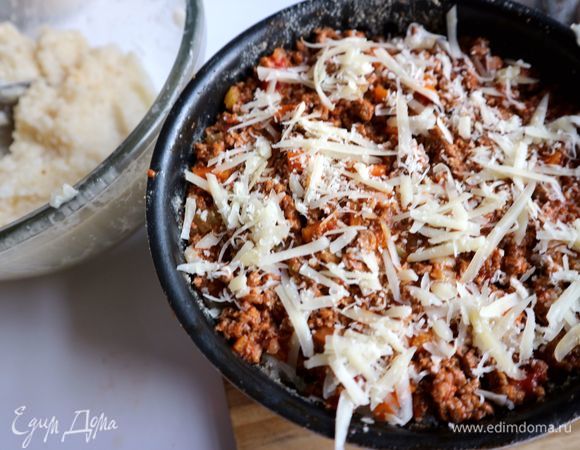 Добавить ровным слоем 1 ст. л. сыра. Слои повторяются три раза.