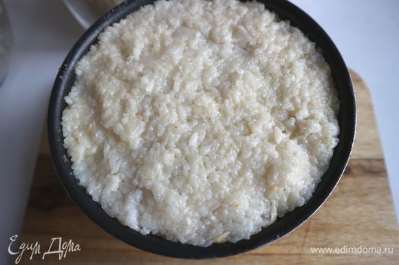 Верхний слой — рис. Утрамбовать его немного руками, чтобы чуть уплотнить содержимое.