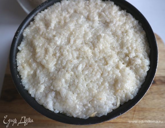 Верхний слой — рис. Утрамбовать его немного руками, чтобы чуть уплотнить содержимое.