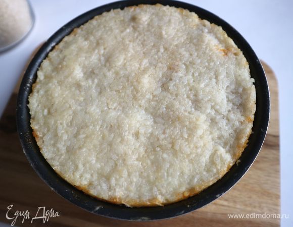 Отправить форму в духовку на 30 минут. Вынуть запеканку из духовки. Дать постоять 5 минут. Накрыть блюдом или тарелкой нужного размера, аккуратно перевернуть форму.