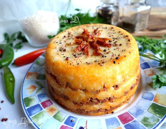 Растолочь черный и розовый перцы в ступке (средний помол). Посыпать на поверхность запеканки.