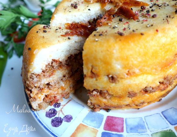 Дать немного остыть. Нарезать острым ножом с длинным лезвием на кусочки. Есть в теплом виде.