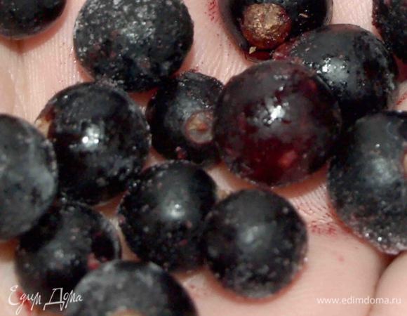 Замороженную смородину промыть холодной водой. Откладываем 1 ст. л.