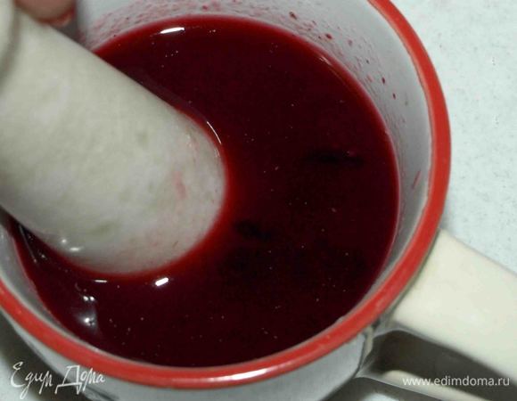 Смородину кладем в чашку, добавляем немного воды и приминаем.