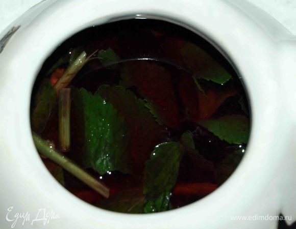 Отправляем мятую смородину в чайник. Добавляем при желании сахар по вкусу. Заливаем горячей водой. Добавляем 1 ст. л. смородины. Оставляем на 10 минут.