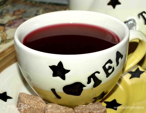 Наш согревающий напиток готов. Наливаем в чашку. Можно добавить кусочек сахара с корицей.