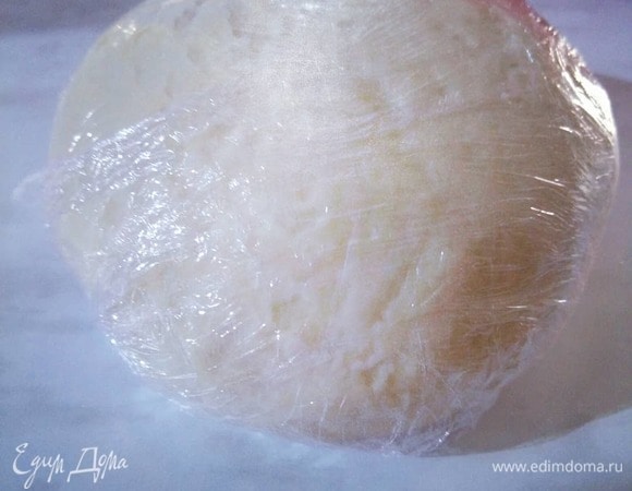 Воду теплую смешать с солью, сахаром и растопленным сливочным маслом. Добавить муку. Замесить очень крутое тесто. Замотать пленкой и поставить в холодильник (не в морозилку!) на 1 час.