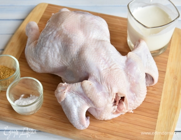 Для приготовления чкмерули подготовить необходимые продукты. Тушку цыпленка обмыть под проточной водой и обсушить бумажным полотенцем.