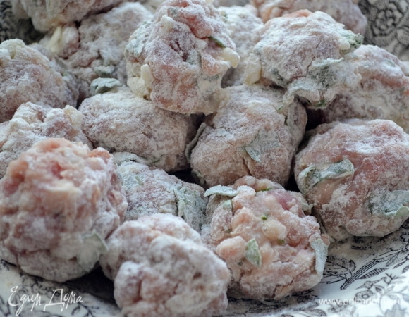 Делаем шарики и обваливаем их в муке.