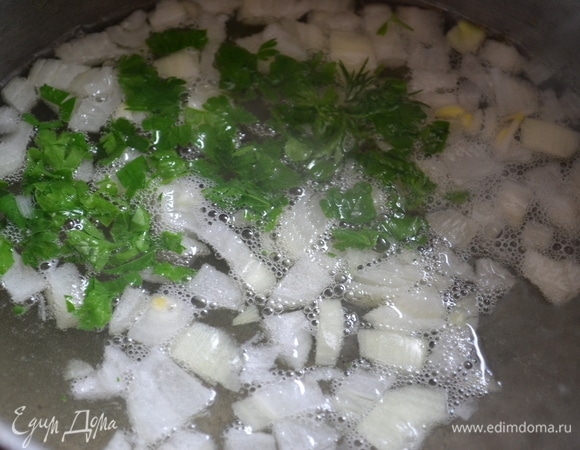 Доводим до кипения воду, кладем петрушку, лук и соль.
