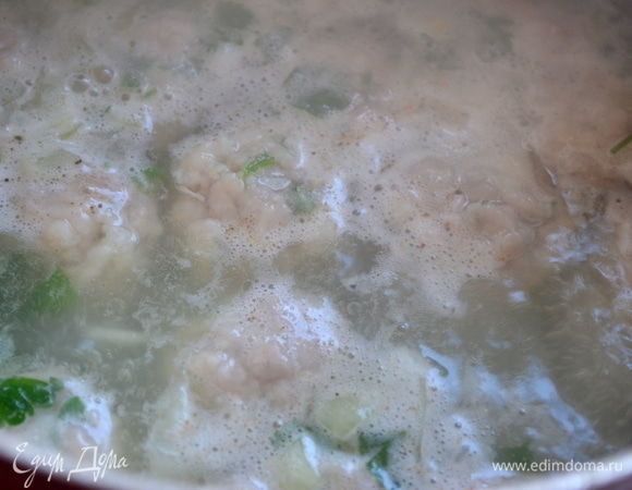 Кладем в воду клецки, рис и варим их примерно 30 минут.