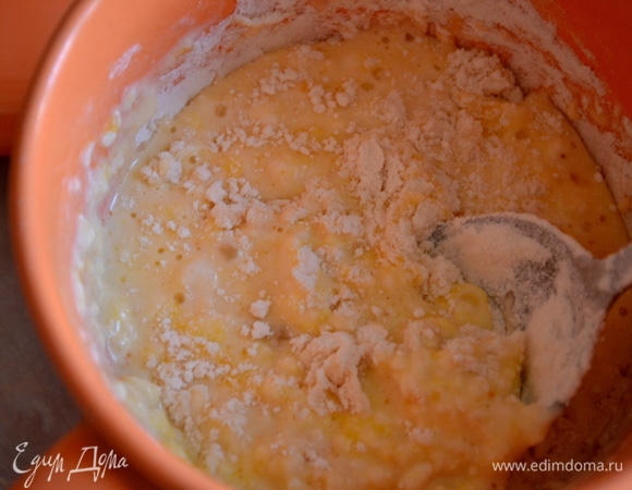 Смешиваем в миске йогурт, желтки, муку с небольшим количеством образовавшегося в кастрюле бульона, тщательно все перемешиваем. Кладем в кастрюлю. Провариваем еще минут 5.