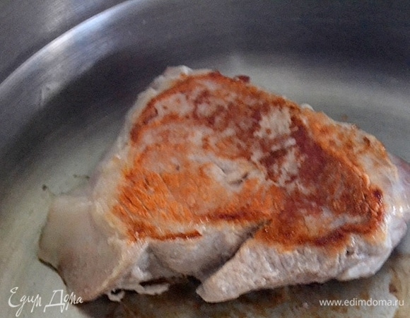 Обжариваем на сухой сковороде мясо до корочки с двух сторон — запекаем сок, запечатываем его внутри. Кладем мясо в кипящую воду и варим.