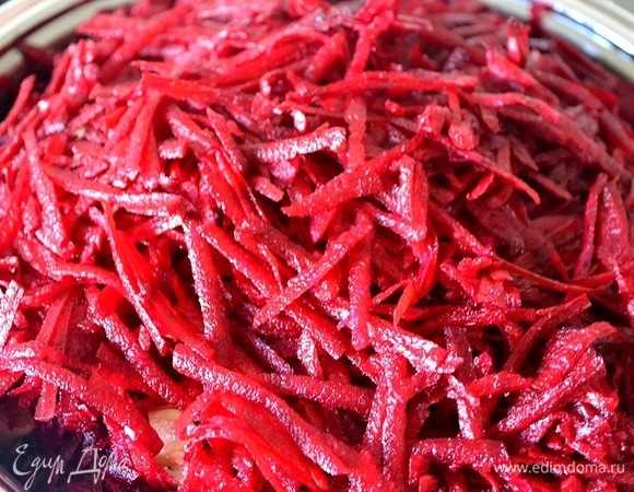 Натираем на крупной терке свеклу, буквально 10 секунд обжариваем ее на раскаленной сковороде с лимонным соком.