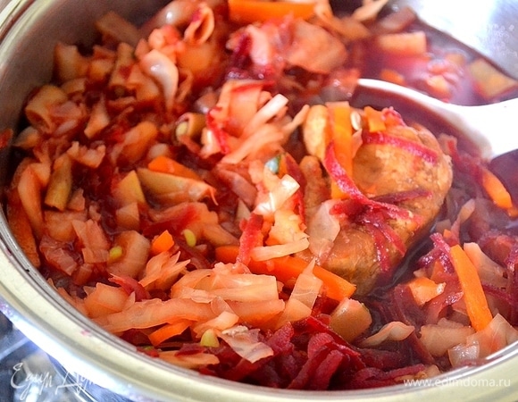 Кладем все овощи, нарезанные капусту и лук в кастрюлю. Когда картофель будет готов, добавляем свеклу, солим по вкусу и доводим до кипения.