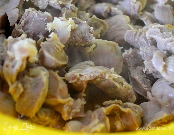 Моем, очищаем желудки. Нам нужно их предварительно отварить.