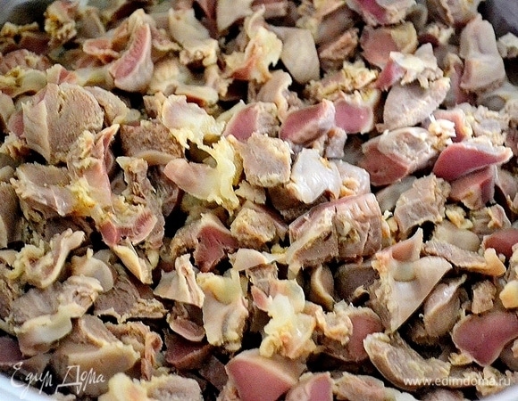 Откидываем желудки на дуршлаг, нарезаем их на кусочки.