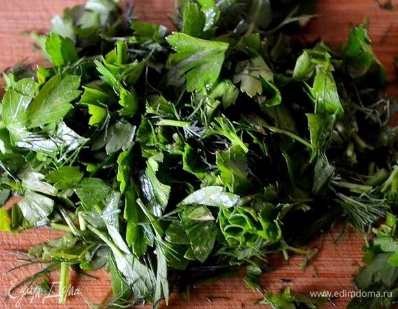 Моем и нарезаем любую зелень по вкусу.