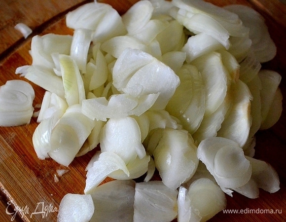 Нарезаем лук.