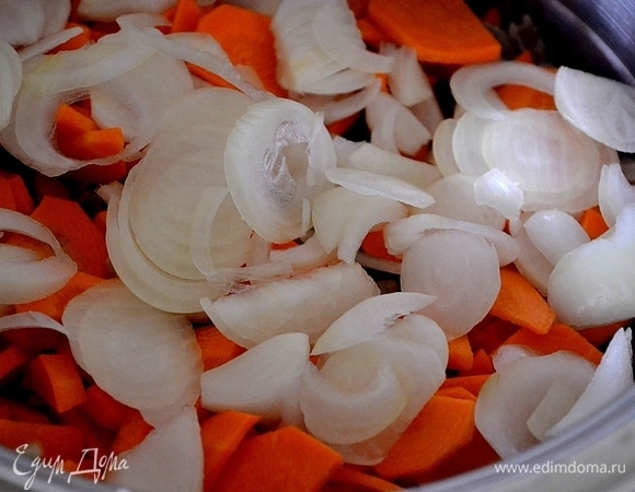 Желудки кладем на дно кастрюли, сверху — овощи. Заливаем кипятком, закрываем кастрюлю и на среднем огне провариваем все 10 минут.