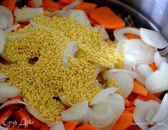 Кладем в суп промытое пшено.