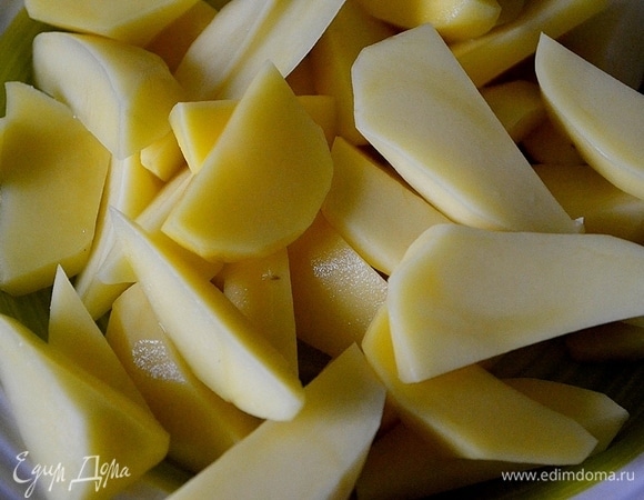 Подготавливаем все составляющие супа. Нарезаем дольками картофель.