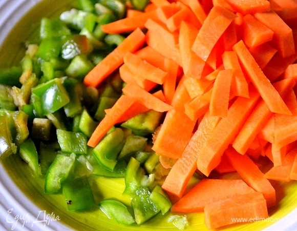 Измельчаем морковь и болгарский перец.