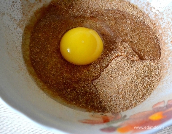 Готовим клецки: в гречневую муку кладем яйцо, паприку и добавляем воды столько, чтобы получилось нетугое эластичное тесто. Гречневую муку, как рисовую и овсяную, я делаю сама в кофемолке: насыпаете буквально ложечку крупы, перемалываете, просеиваете через сито, потом — следующая порция.