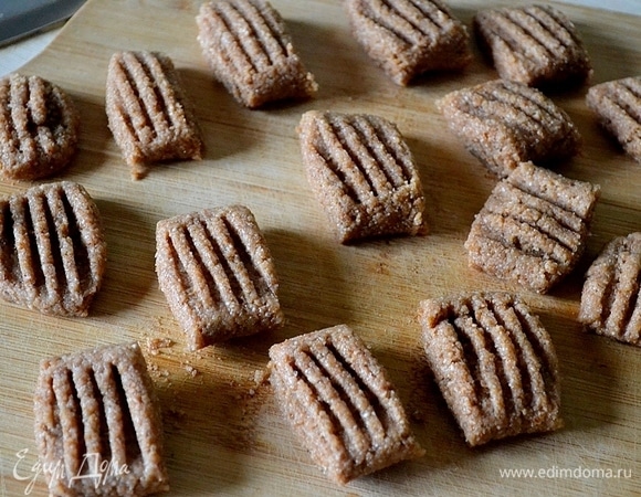 Из теста делаем плотные колбаски, нарезаем ножом клецки и прижимаем их вилкой — создаем форму и рисунок.