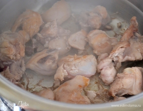 Курицу нарезаем кусочками. Обжариваем на сухой сковороде до румяности.