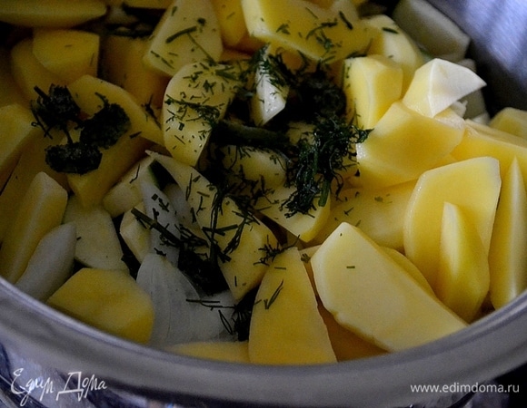 Кладем на мясо все овощи и мелконарезанную зелень. Заливаем кипятком, варим до готовности картофеля.