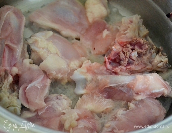 Курицу нарезаем и обжариваем без масла до румяной корочки.