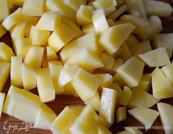 Нарезаем картофель кубиками.