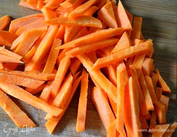 Морковь — соломкой.