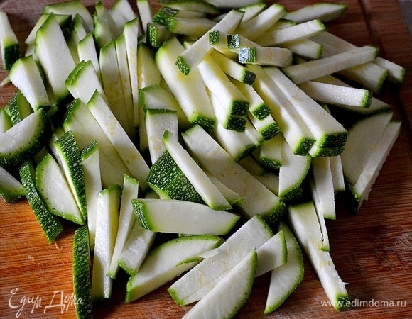 Также соломкой нарезаем цукини, измельчаем лук.