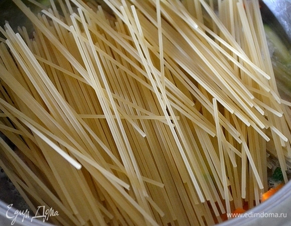 Кладем спагетти (я ломаю их пополам).