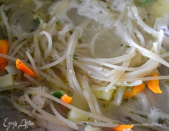 Варим до полной готовности, подсаливаем, кладем смесь перцев по вкусу.