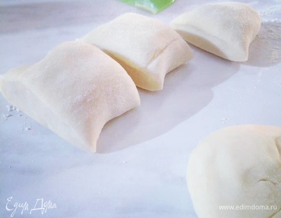 Через 1 час достаем тесто из холодильника. Режем на небольшие части.