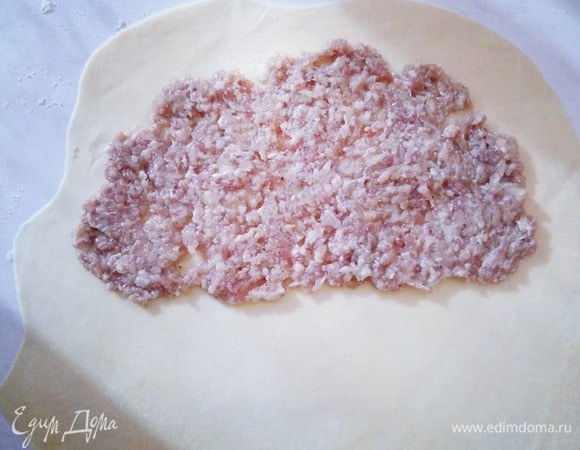 Делаем шарики, придавливаем их, раскатываем скалкой, выкладываем начинку.