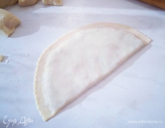 Формируем чебурек. Жарим чебуреки. Секрет жарки: чебурек необходимо жарить во фритюре или в глубокой сковороде. Масла должно быть много. Чебурек должен в нем плавать, а не лежать на дне.