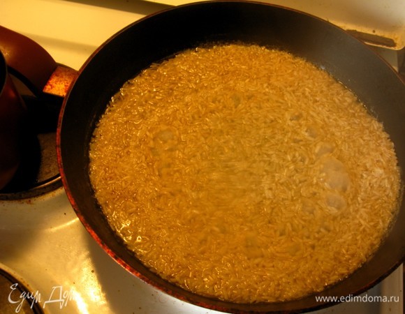 Готовим 40 минут, постоянно доливая воду по мере того, как рис ее впитывает! Потом добавляем приправу, грибы, зелень. Когда рис уже готов, вливаем подсолнечное масло, перемешиваем и совсем немного пассеруем.