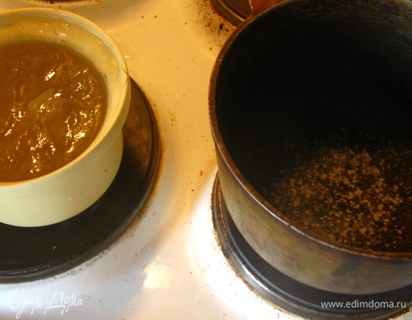 Желатин замачиваем в воде и ждем 20 минут, потом вливаем в кастрюлю и добавляем все ягоды.