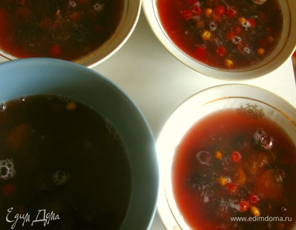 Смесь не должна долго кипеть, иначе желе потеряет вкус. Фрукты можно заранее не размораживать. Когда морс закипит, сразу снимаем с огня и разливаем по формам. Лучше использовать настоящий желатин — индийский! Если сверху есть пленочка, снимаем ее.