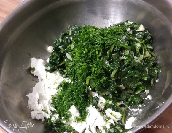 Фету раскрошить и смешать в миске со шпинатом, укропом, солью и перцем по вкусу. Солить, учитывая соленость феты. Кстати, если вы не любите фету, можете использовать любой другой сыр, натертый на терке.