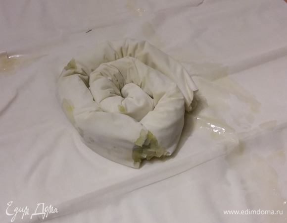 Рулет скрутить улиткой. Тесто рвется на стыках, но это не беда.