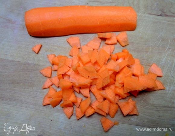 Морковь нарезать средними кусочками.